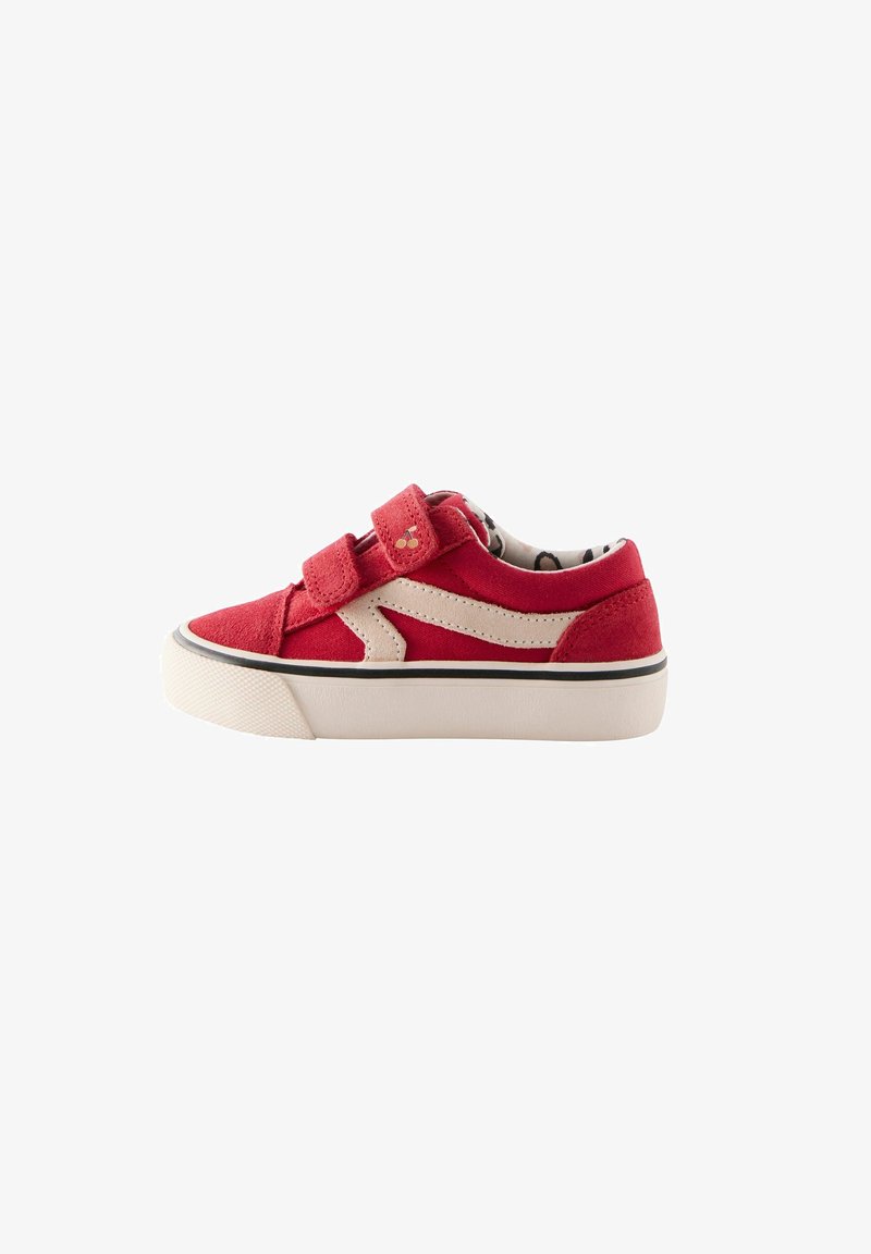 Baskets rouges pour enfants avec des accents beiges, deux bandes Velcro et une semelle blanche épaisse avec une bande noire.