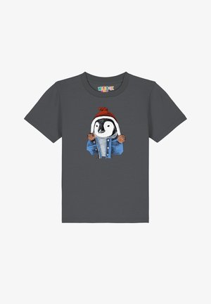 Mørkegrå børne T-shirt med et billede af en pingvin iført en rød vinterhue og en blå jakke på fronten.
