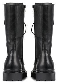 Botas de cuero negro hasta la rodilla con un acabado texturizado, cremalleras laterales y suelas de goma gruesas y estriadas. Presentan lengüetas para tirar y un mínimo de detalles de costura.