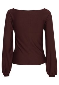 Top lungo marrone con maniche a sbuffo, scollatura quadrata e corpino aderente, realizzato in un tessuto morbido con una leggera lucentezza.