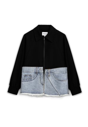 Veste noire à fermeture éclair avec col de chemise et manches longues, comprenant un panneau en denim bleu clair avec des poches et un ourlet effiloché en bas.