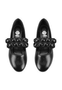 Schwarze, flache Schuhe aus strukturiertem Synthetikmaterial mit einem Riemen mit runden Akzenten. Rundes Zehendesign mit einem glatten Innenfutter.