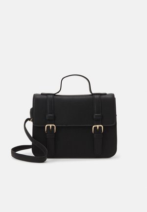 Černá obdélníková kabelka vyrobená z materiálu podobného kůži. Má horní rukojeť, nastavitelný popruh přes rameno a zlaté přezky na přední straně.