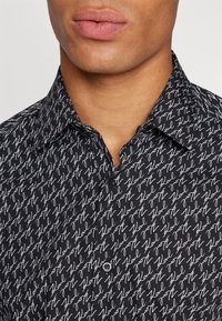 KARL LAGERFELD SHIRT MODERN FIT - Πουκάμισο - black/white