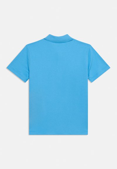 Απλό γαλάζιο κοντομάνικο πόλο με ριμπ γιακά, απεικονίζεται από πίσω σε λευκό φόντο.