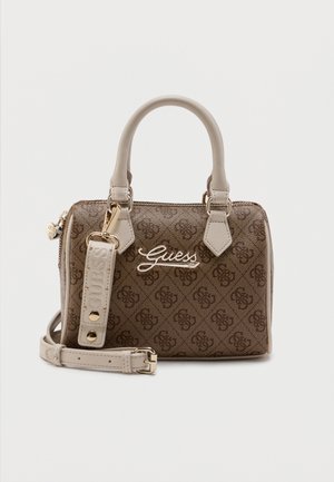 Bruine Guess-handtas met beige handvatten en verstelbare riem, voorzien van een herhalend logopatroon en goudkleurige hardware accenten.