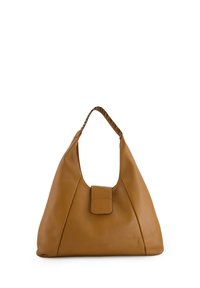 Brązowa skórzana torba na ramię o szerokim, zakrzywionym kształcie i plecionym uchwycie. Posiada zapięcie na klapkę z przodu oraz gładką teksturę.