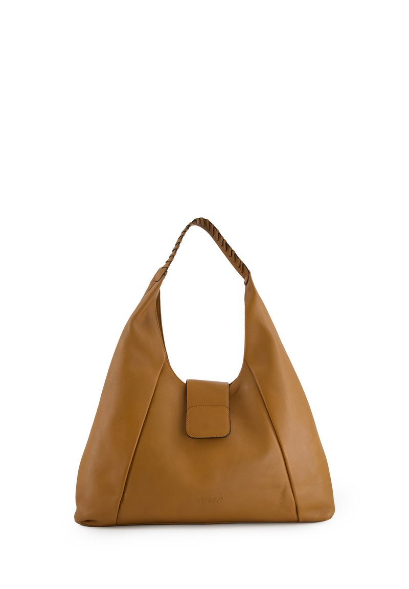 Brązowa skórzana torba na ramię o szerokim, zakrzywionym kształcie i plecionym uchwycie. Posiada zapięcie na klapkę z przodu oraz gładką teksturę.