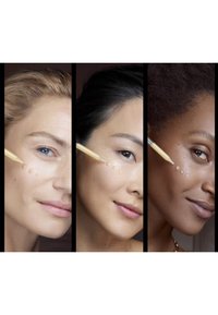 Fond de teint liquide appliqué sur trois teintes de peau différentes, mettant en valeur une texture liquide légère avec des applicateurs dans chaque photo et des reflets subtils.