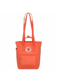 Sac fourre-tout orange vif, fabriqué en tissu durable. Il dispose de doubles bretelles, d'une poche avant et d'un patch logo rond au centre.