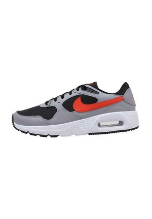 Baskets Nike avec une tige noire et grise, un swoosh orange, une semelle intermédiaire blanche et une semelle extérieure en caoutchouc noir. Conception légère avec des accents en mesh.