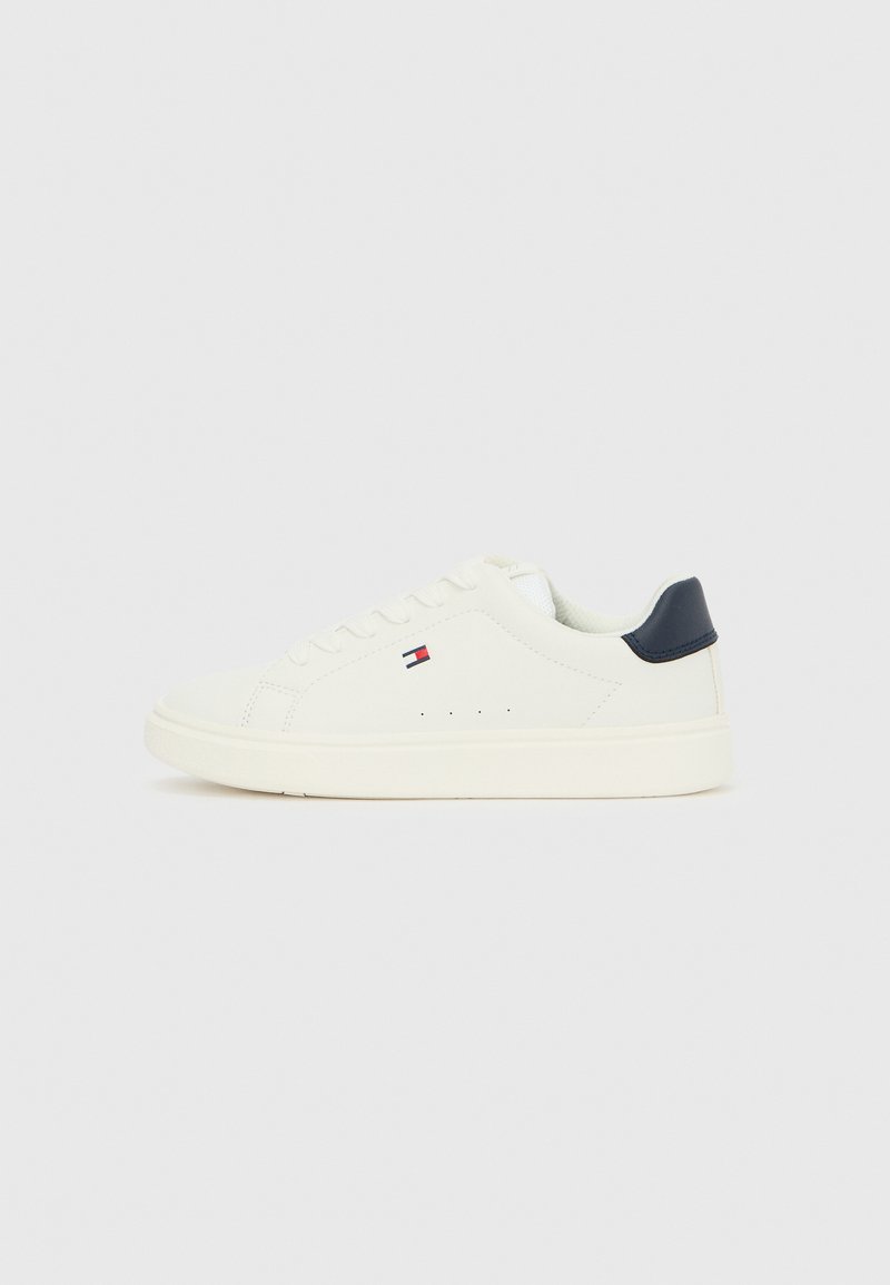 Bela nizka superga z belo podplatom, mornarsko modro petno zanko, belimi vezalkami in majhno zastavico Tommy Hilfiger na boku.
