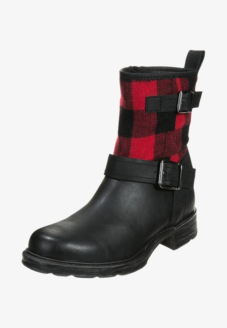 Botín de tobillo de cuero sintético negro con un eje textil a cuadros rojos y negros. Presenta dos hebillas laterales y un tacón bajo apilado.