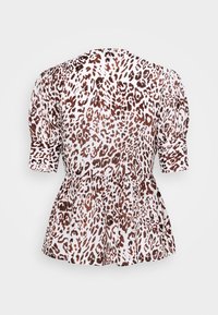 Blouse blanche avec imprimé léopard marron, manches courtes bouffantes, taille cintrée et ourlet évasé, vue de dos sur un fond uni.