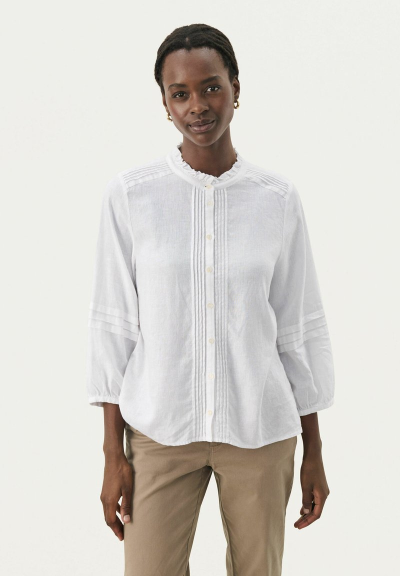 Witte, knoopsluiting shirt met driekwart pofmouwen, gerimpelde halslijn en verticale plooidetails langs de voorkant en mouwen.