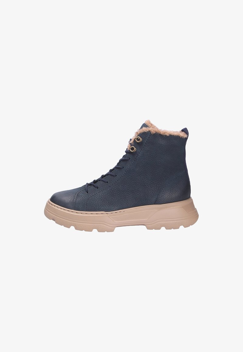 Botte montante en cuir bleu marine avec semelle en caoutchouc beige, fermeture à lacets sur le devant, œillets métalliques, et doublure en fourrure beige autour de la cheville.