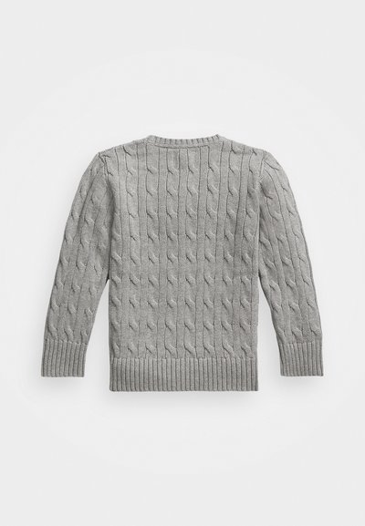 Šedý sveter s pleteninou a rebrovanými manžetami a spodným okrajom. Má štruktúrovaný vzor a dizajn s okrúhlym výstrihom. Zobrazený zadný pohľad.