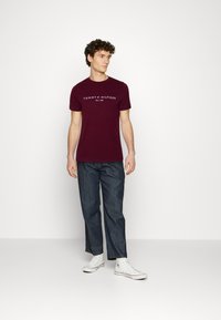 Tommy Hilfiger TOMMY LOGO TEE - T-shirt estampada - deep rouge