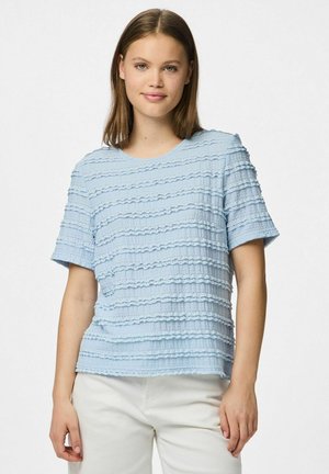 Lichtblauw T-shirt met korte mouwen en textuur in horizontale strepen, met gelaagde ruffles en een ronde halslijn. Zachte, lichte stof.