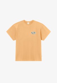 T-shirt en coton orange à manches courtes, col rond, avec un logo ovale imprimé, mettant en avant un design graphique texturé sur la poitrine gauche.