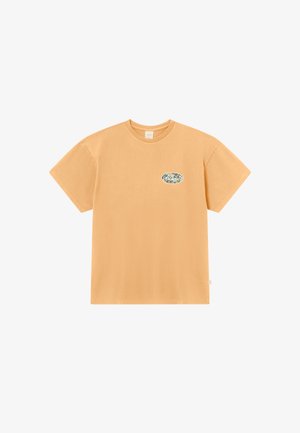T-shirt en coton orange à manches courtes, col rond, avec un logo ovale imprimé, mettant en avant un design graphique texturé sur la poitrine gauche.