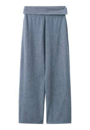 Pantalones de pierna ancha y cintura alta con una pretina doblada, confeccionados en tela azul claro con finas rayas blancas verticales.