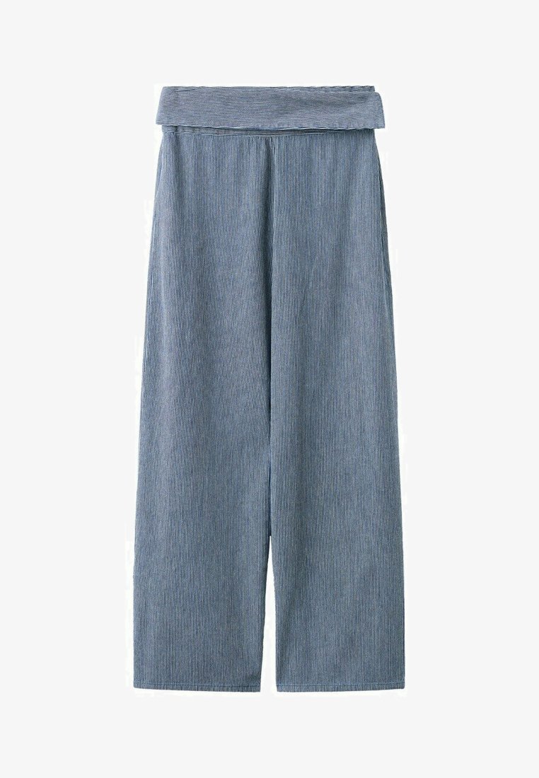 Vysoký pás, široké nohavice so zloženým pásom, vyrobené z svetlomodrej tkaniny s tenkými zvislými bielymi pruhmi.