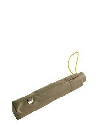 Kompaktna olivno zelena dežnik s gladkim ročajem in rumenim elastičnim trakom. Ima preprost dizajn in trpežno tkaninsko prevleko.