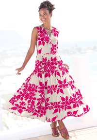 Ärmelloses Maxikleid in Creme mit auffälligem pinken Blumenmuster, ausgestattet mit einer Knopfleiste, schwingendem Rock und leichtem Stoff; kombiniert mit verzierten Sandalen.