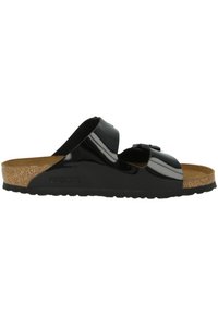 Sandal en cuir verni noir avec deux sangles ajustables, semelle en liège et semelle en caoutchouc. Présente une finition brillante et un design minimaliste.