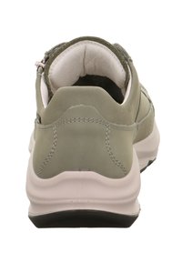 Šedé tenisky s hladkým koženým svrškem, polstrovaným límcem, bílou podrážkou a zipovým uzávěrem na boku pro snadné obouvání.