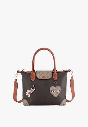 Braune Stofftasche mit Lederakzenten, einer gemusterten Klappe, Herz-Aufnäher, grafischem "Yes!"-Text und doppelten Griffen. Inklusive abnehmbarem Schultergurt.