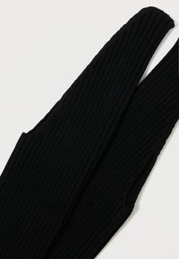 Luvas de malha canelada pretas com secções separadas para o polegar e os dedos, dispostas sobre um fundo branco.