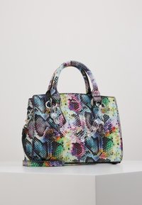 Wielokolorowa torebka z teksturowanym wzorem wężowej skóry, wyposażona w podwójne uchwyty, odpinany pasek oraz przezroczysty łańcuch jako ozdobę.