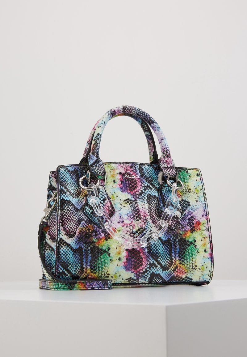 Wielokolorowa torebka z teksturowanym wzorem wężowej skóry, wyposażona w podwójne uchwyty, odpinany pasek oraz przezroczysty łańcuch jako ozdobę.