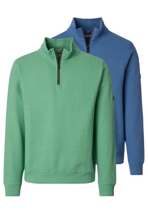 Zwei Herren-Quarter-Zip-Sweatshirts, eines vorne grün und eines dahinter blau, beide mit gerippten Bündchen und strukturierter Stoffqualität.