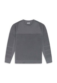 Grau pullover Sweater mit gerippter Textur, Rundhalsausschnitt und gemusterten Ärmeln. Der Stoff wirkt weich mit ausgeprägten horizontalen und vertikalen Linien.