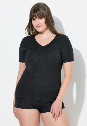 Maglietta nera aderente a v con maniche corte, realizzata in un materiale morbido, abbinata a pantaloni corti neri coordinati su uno sfondo chiaro.