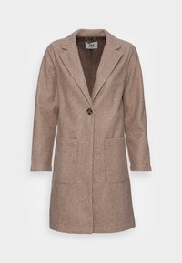 Dlouhý béžový vlněný kabát s klopovým límcem, jedním hnědým knoflíkem, dvěma předními náprsními kapsami a dlouhými rukávy.