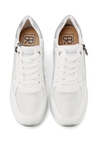 Sneakers bianchi con dettagli argentati, lacci, inserti in rete e una zip laterale. Parte superiore testurizzata e soletta imbottita. Logo sulla linguetta.