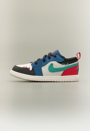 Farverig sneaker med sorte snørebånd, turkis Nike-swoosh, blå side, hvid mesh, sort tå, rød hæl og hvid sål, vist fra siden.