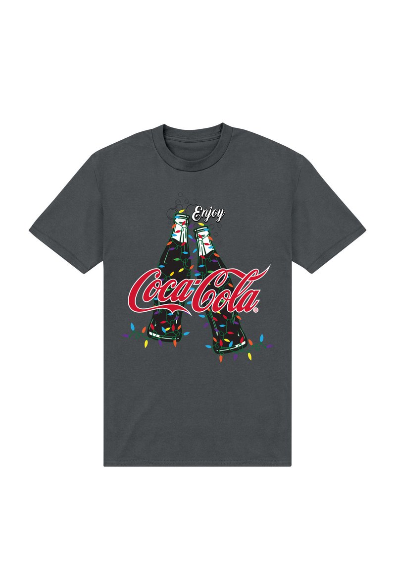 Šedé bavlněné tričko s grafickým designem dvou lahví Coca-Cola zdobených barevnými svátečními světly a textem "Užijte si Coca-Colu."