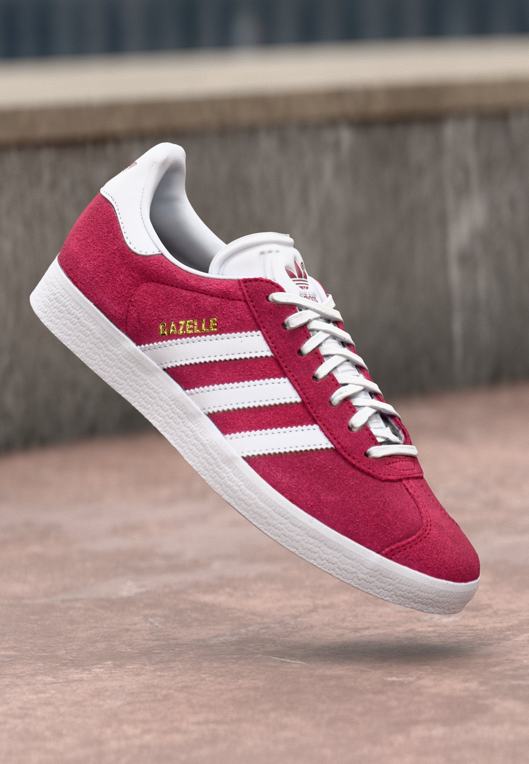 adidas Originals GAZELLE UNISEX - Trainers - collegiate burgundy/footwear white/gold-coloured metallic/bordeaux - Zalando.ie adidas Originals GAZELLE UNISEX - Trainers - collegiate burgundy/footwear white/gold-coloured metallic/bordeaux - Zalando.ie