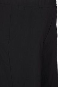 Zwarte broek van lichtgewicht stof met een geweven afwerking. Beschikt over een elastische tailleband en een recht model.