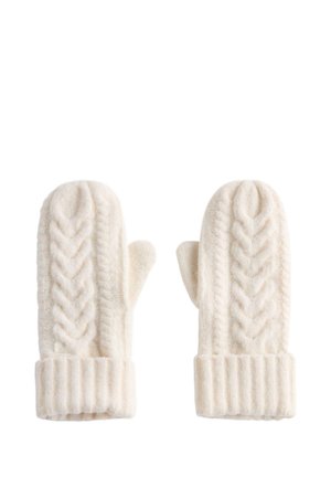 Une paire de gants tricotés de couleur crème avec un motif à torsades et des poignets côtes, disposée à plat avec les pouces se faisant face.