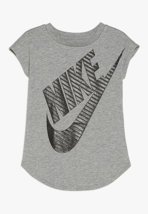 Szary t-shirt Nike z krótkim rękawem, na przodzie duże czarne paski w logo Nike i symbol Swoosh, z zaokrąglonym dołem.