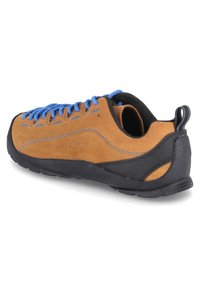 Brązowe zamszowe buty z niebieskimi sznurówkami, czarną gumową podeszwą i siateczkowymi akcentami. Posiadają zaokrąglony czubek oraz pętelkę na pięcie dla łatwego zakupu.