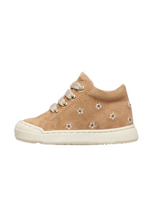 Sneaker per bambini in suede beige con decorazioni floreali argentate, colletto imbottito, design con lacci e suola in gomma bianca.