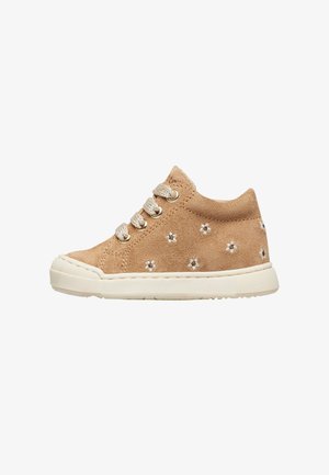Sneaker per bambini in suede beige con decorazioni floreali argentate, colletto imbottito, design con lacci e suola in gomma bianca.