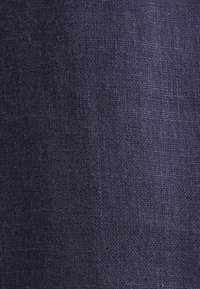 Dunkelblauer Leinenstoff mit einer subtilen Webstruktur, der über eine matte Oberfläche und minimalen Glanz verfügt, der sich durch den gesamten Stoff zieht.